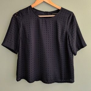 Cropped boxy top with cute buttons on the back